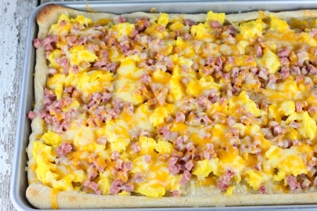 Easy Ham and Cheese Breakfast Pizza is a great family friendly breakfast that is packed full of protein!