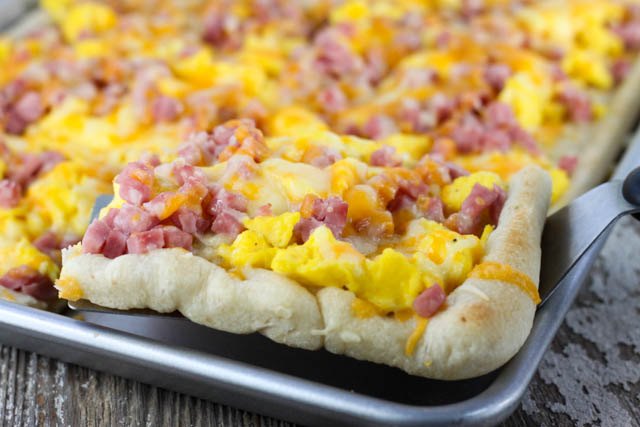 Easy Ham and Cheese Breakfast Pizza is a great family friendly breakfast that is packed full of protein! Pizza for breakfast? Yes, please!